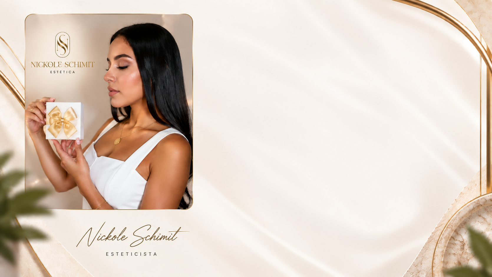 Nickole Schimit, esteticista, segurando um presente